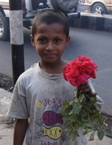 ＜写真＞弟が左手にバラの花束を持ってほほえむ＜写真＞
