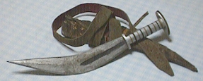 （写真）三日月ナイフとその革製の鞘（写真）