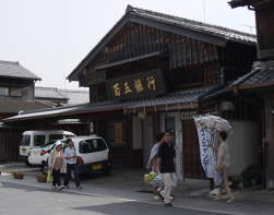 銀行も江戸時代楓の建物