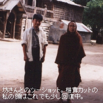 （写真）訪ねた寺院の住職が帰ってきたので、一緒に写真をとった（写真）