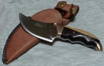 （写真）スキナー（カワハギ用ナイフ）とカバ革の鞘（写真）